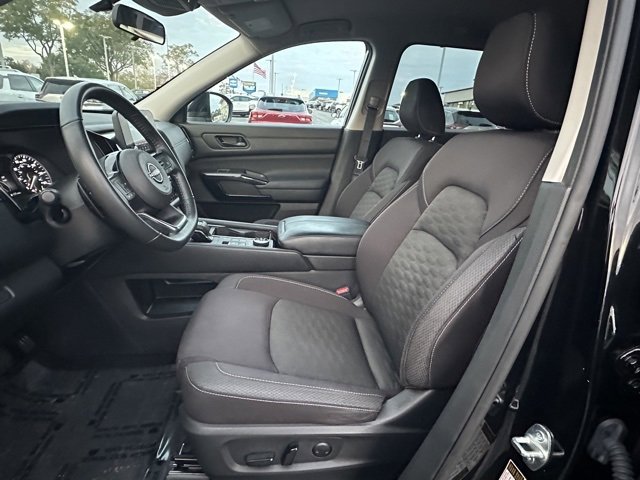 Certified 2023 Nissan Pathfinder SV w/ Black Appearance Package image 22