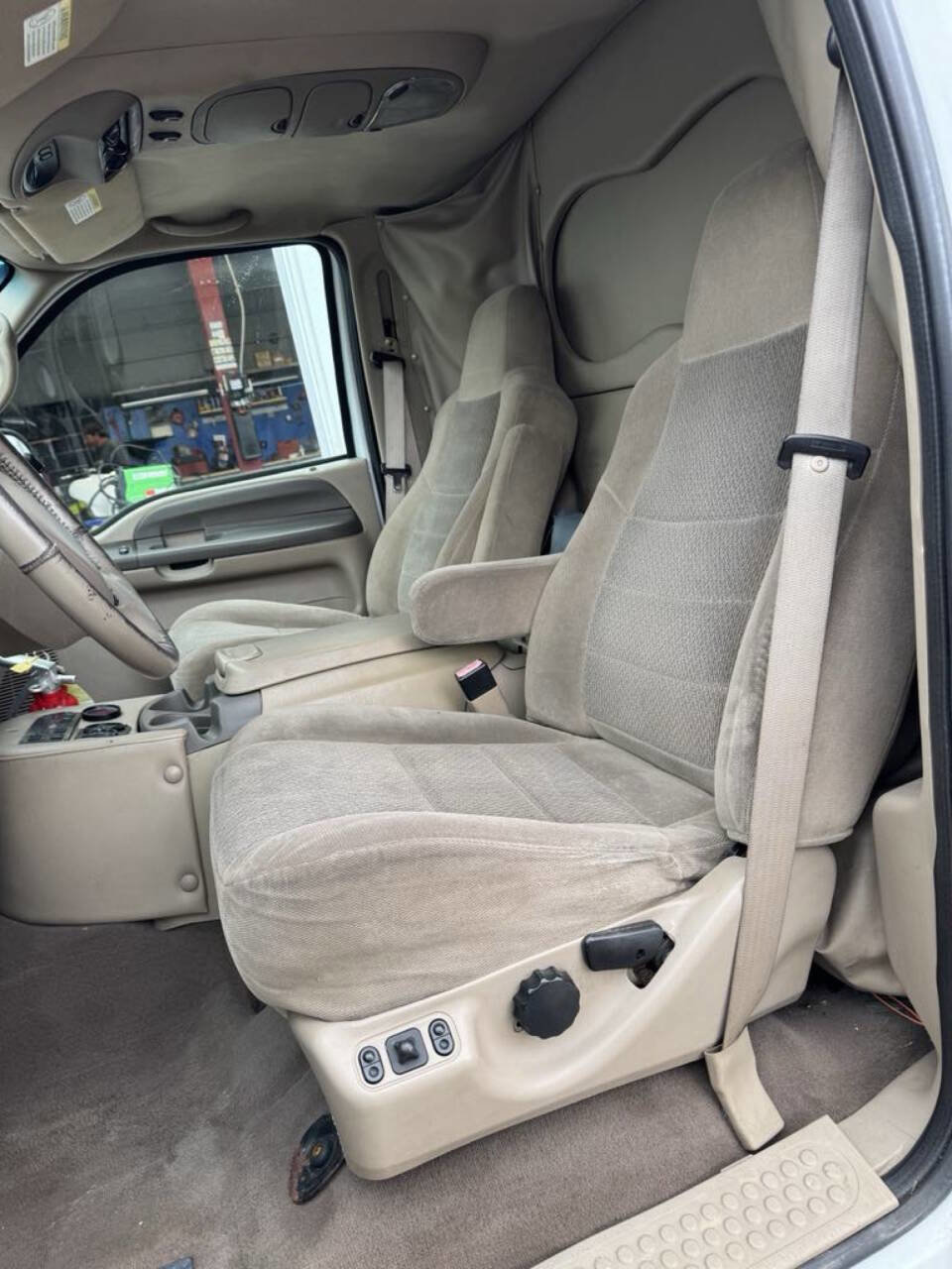 Used 2002 Ford Excursion XLT image 12