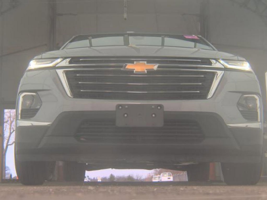 Used 2023 Chevrolet Traverse LT image 3