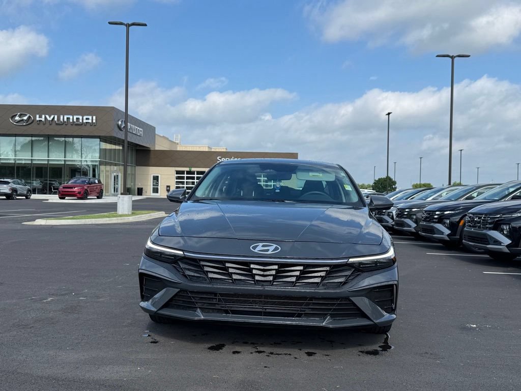Used 2024 Hyundai Elantra SEL FWD image 2