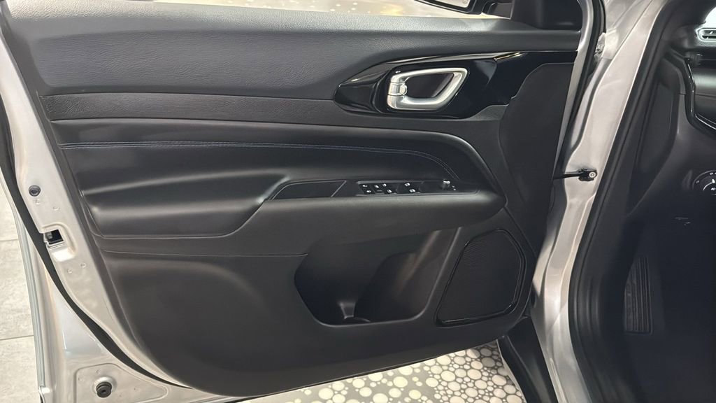 Used 2025 Jeep Compass Latitude w/ Altitude Special Edition image 20