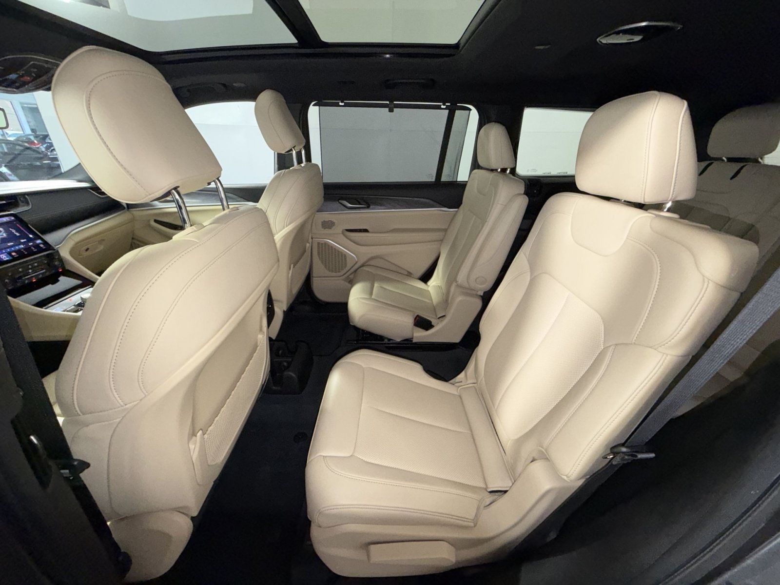Used 2023 Jeep Grand Cherokee L Limited w/ Luxury Tech Group II AWD/4WD image 20