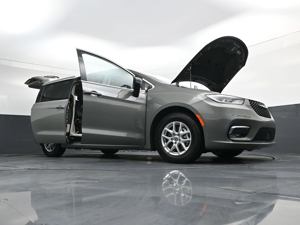 Used 2023 Chrysler Pacifica Touring-L image 45