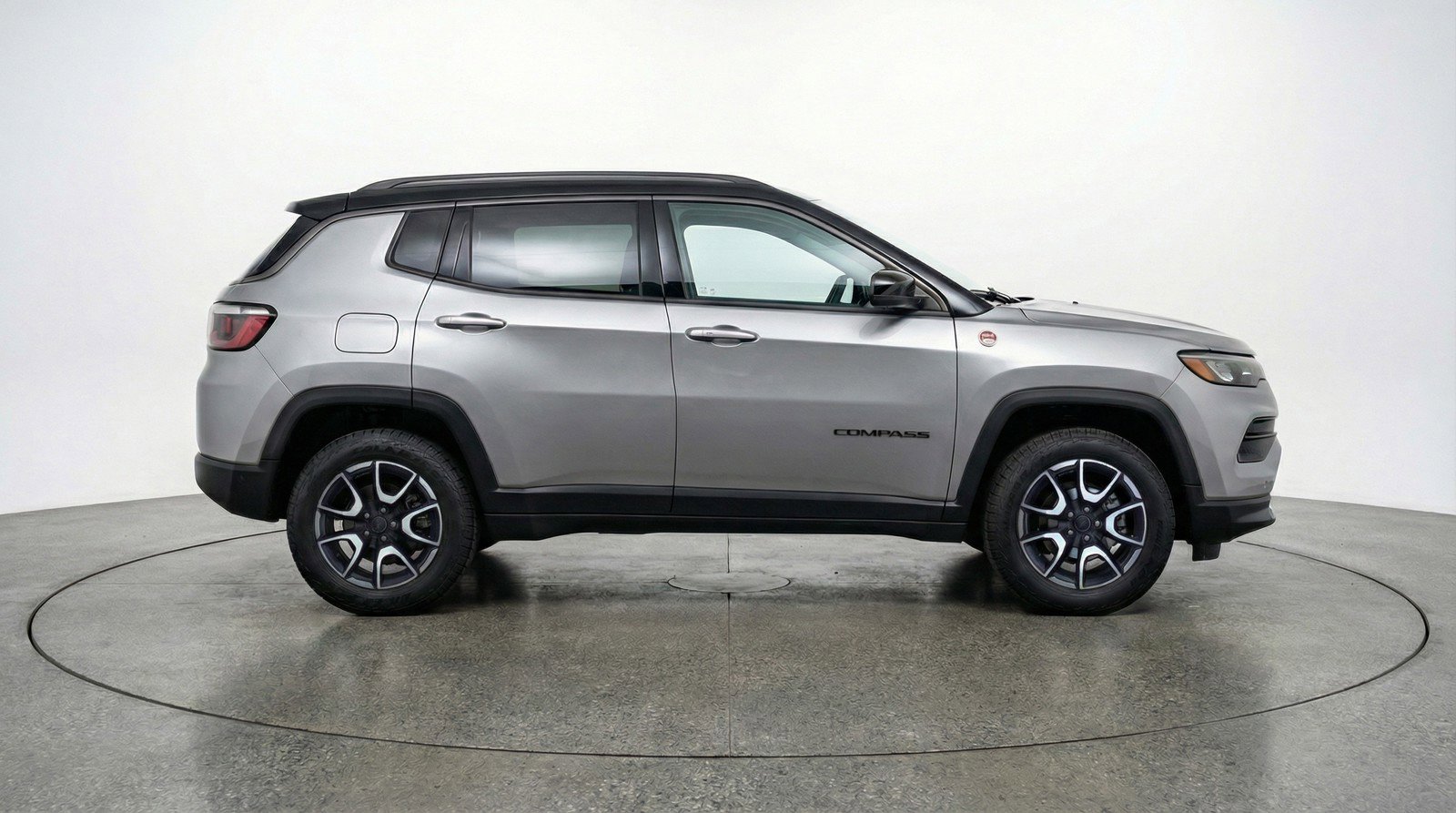Used 2025 Jeep Compass Trailhawk image 11
