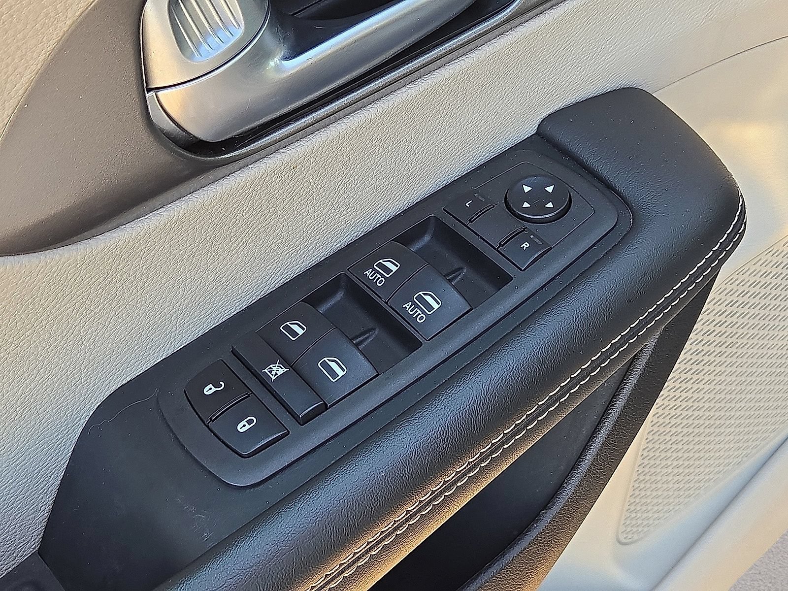Used 2023 Chrysler Pacifica Touring-L FWD image 25