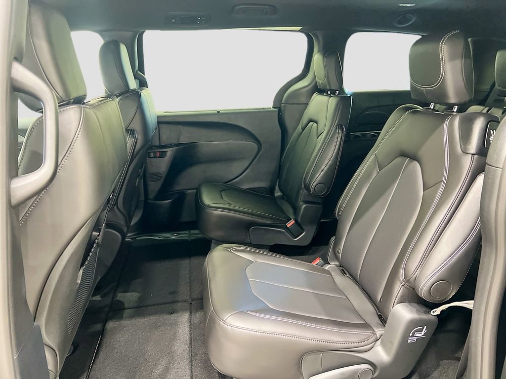 New 2026 Chrysler Pacifica Select image 11