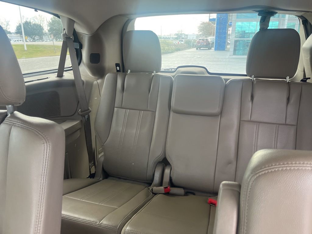 Used 2015 Chrysler Town & Country Touring-L w/ Driver Convenience Group image 9