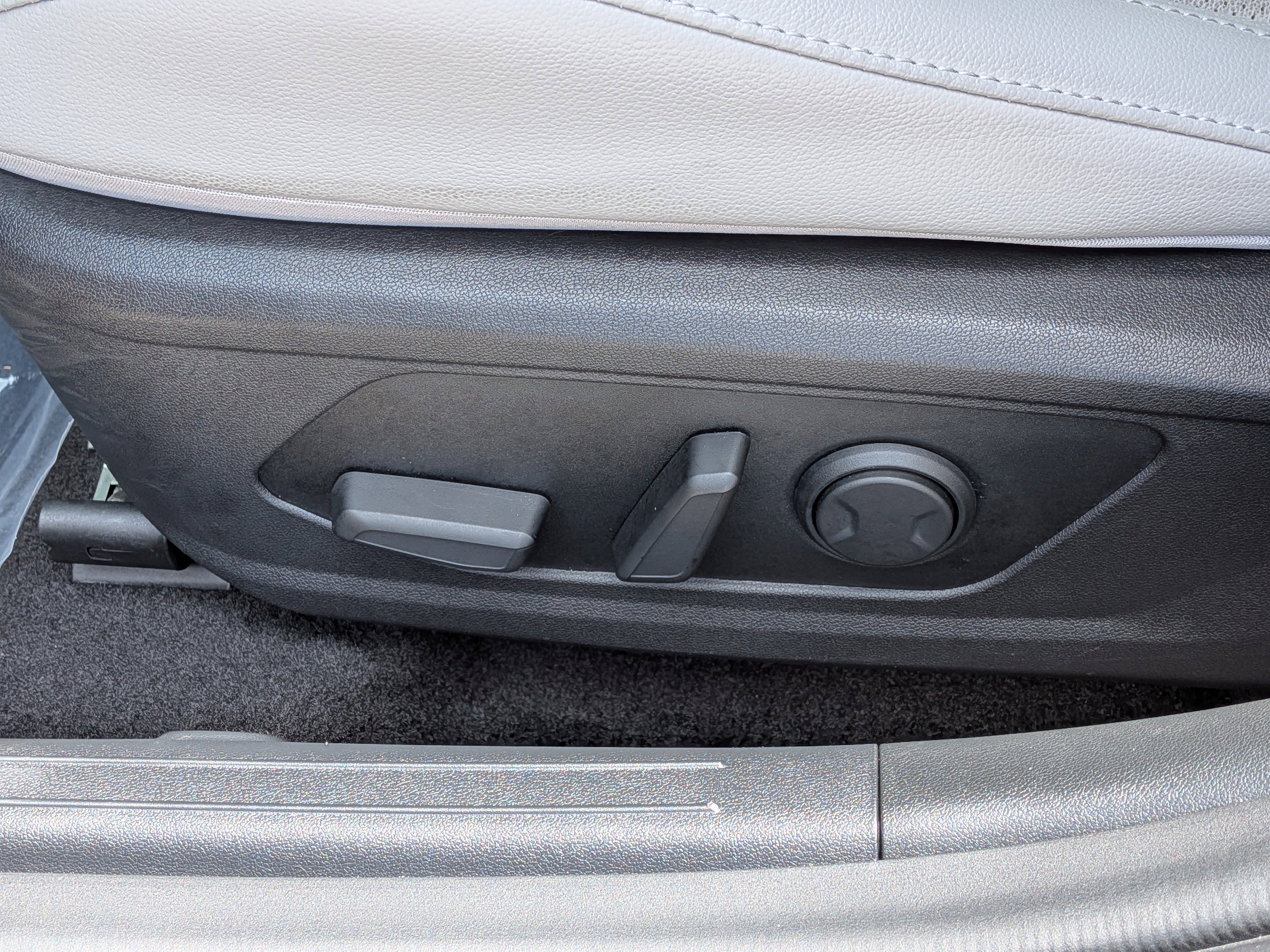 Used 2023 Hyundai Elantra Limited w/ Preferred Accessory Package FWD image 20