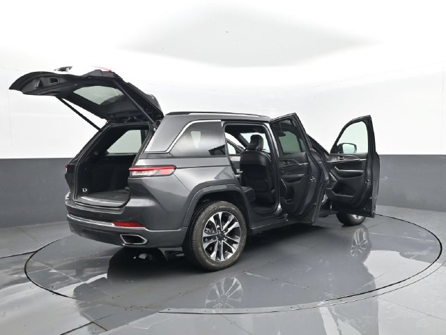 Used 2022 Jeep Grand Cherokee Overland w/ Luxury Tech Group IV AWD/4WD image 33