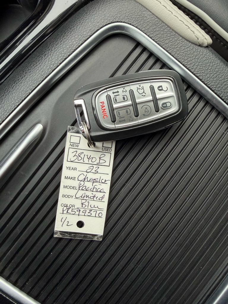 Used 2023 Chrysler Pacifica Limited image 37