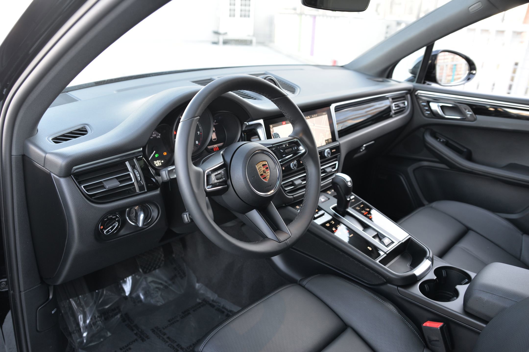 Certified 2025 Porsche Macan image 4