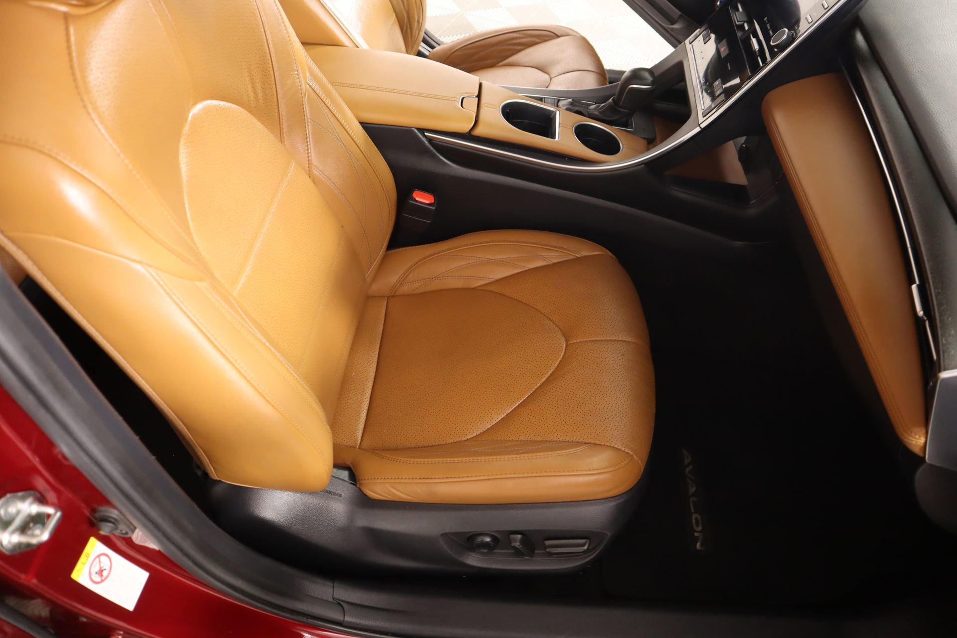 Used 2019 Toyota Avalon Limited image 14