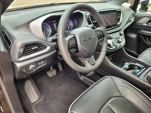 Used 2025 Chrysler Pacifica Limited FWD image 23