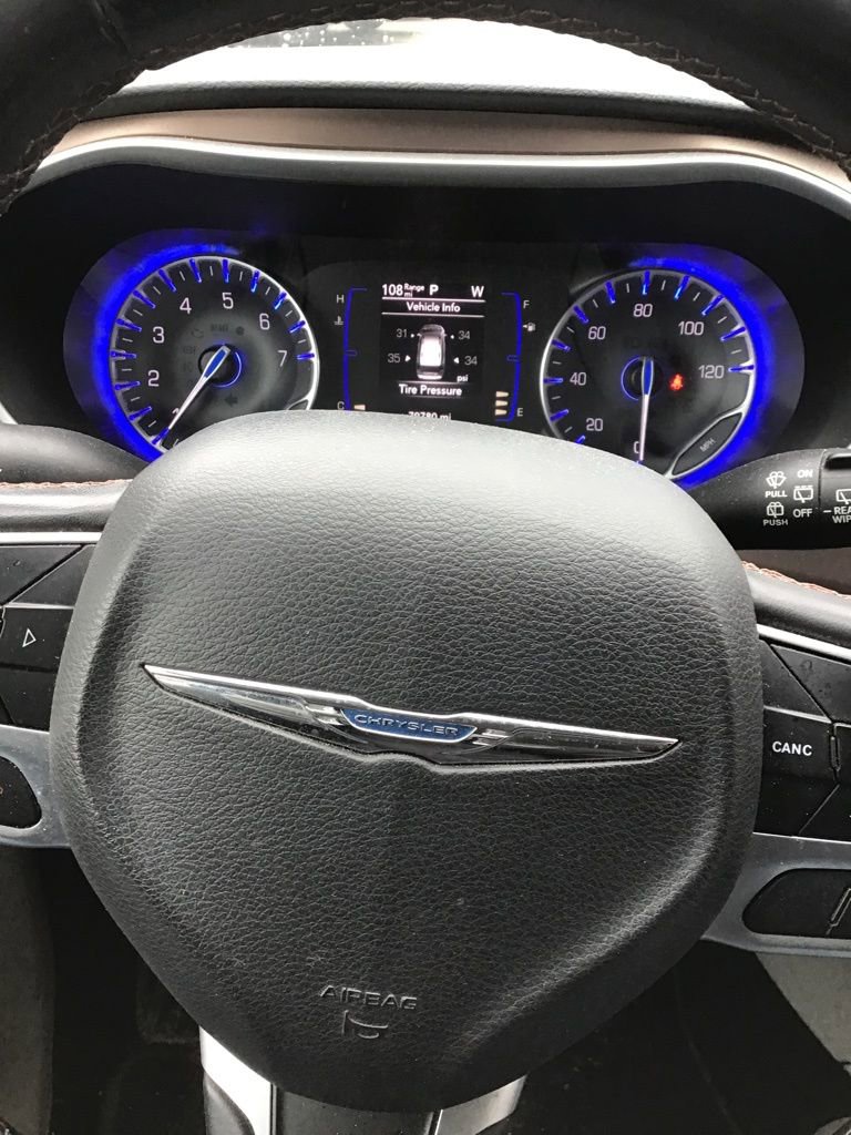 Used 2018 Chrysler Pacifica Touring-L image 8