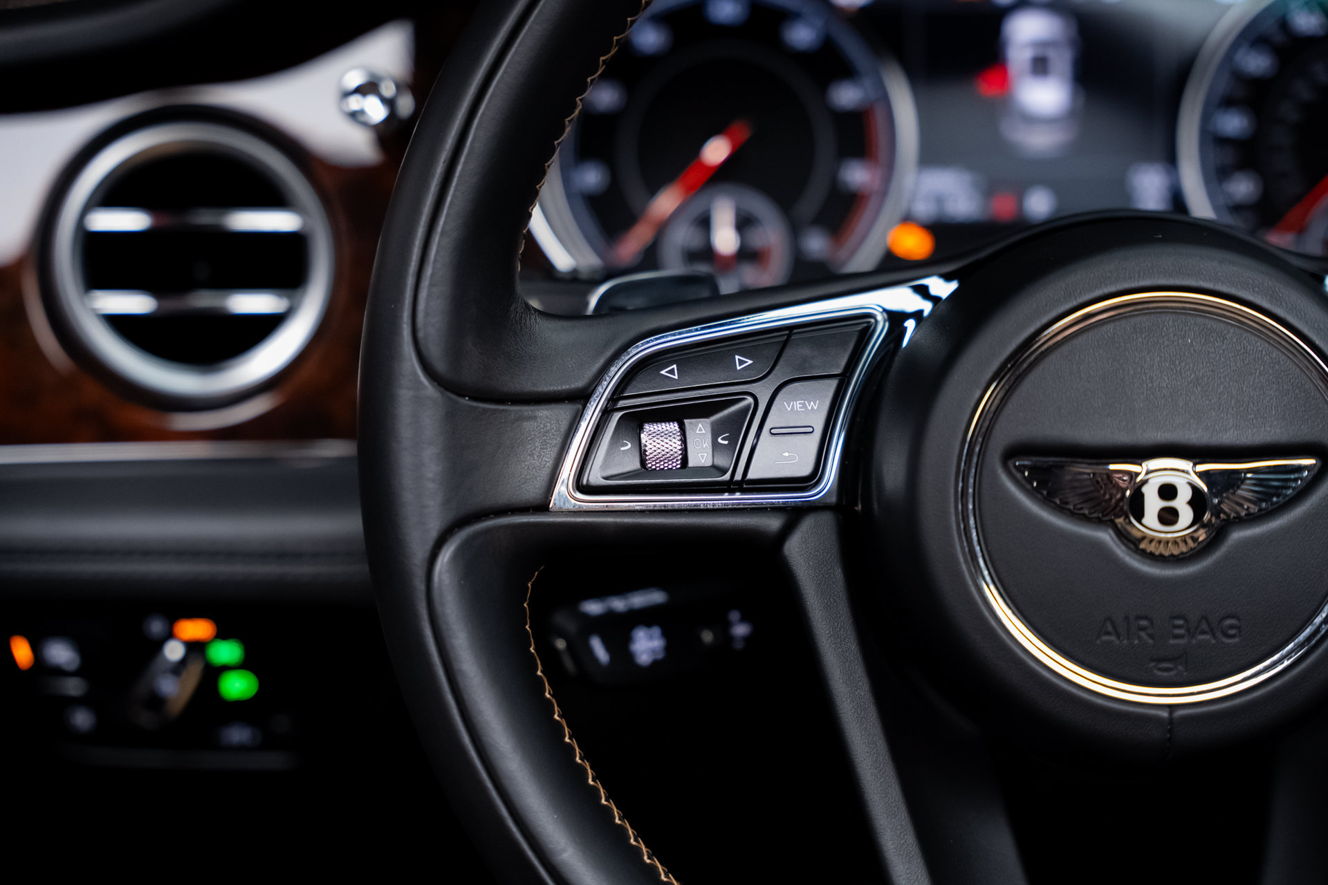 Used 2018 Bentley Bentayga AWD/4WD image 43