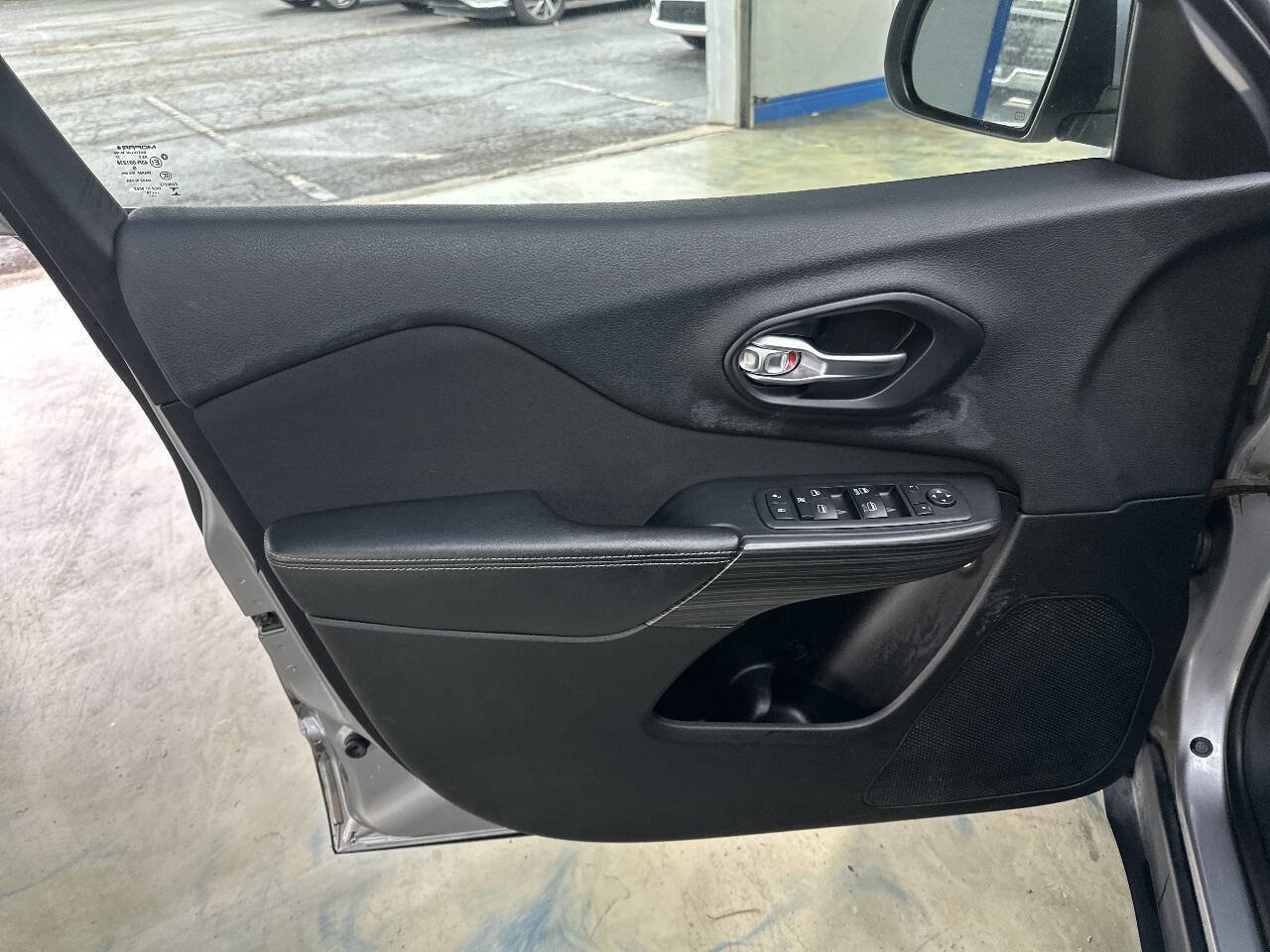 Used 2015 Jeep Cherokee Latitude w/ Comfort/Convenience Group image 17