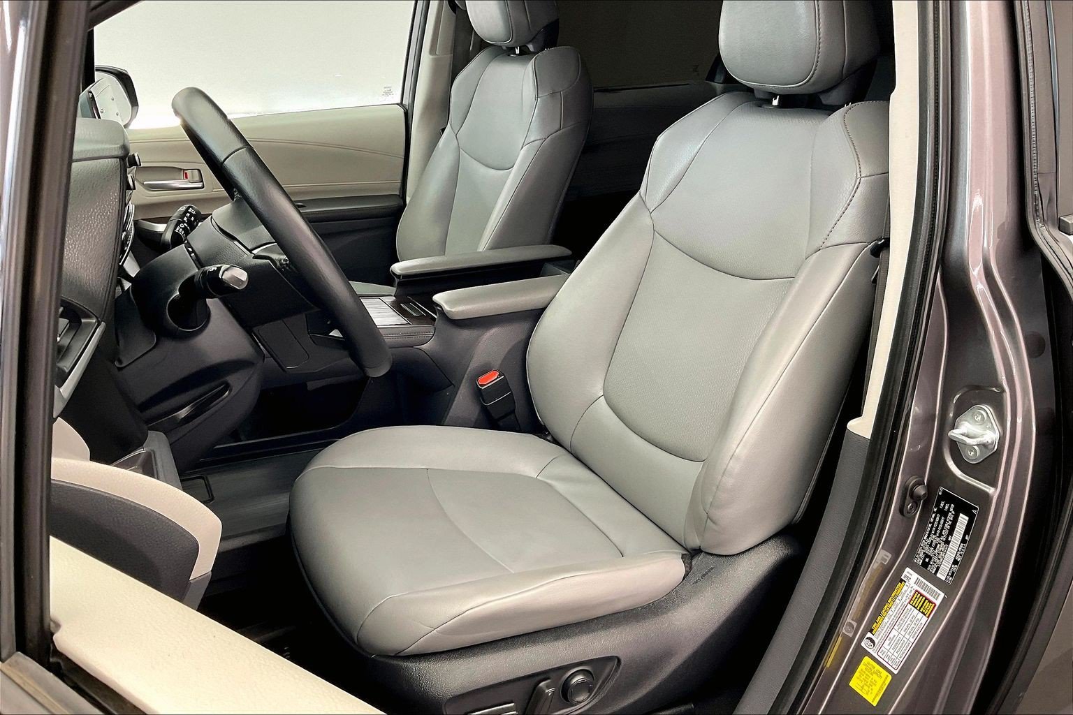 Used 2023 Toyota Sienna XLE FWD image 18