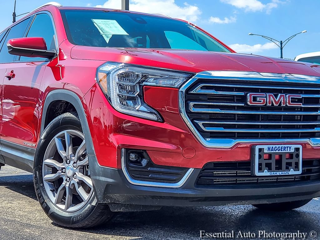 Used 2022 GMC Terrain SLT w/ Infotainment Package II FWD image 2