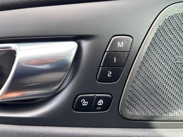 Used 2022 Volvo XC60 B5 Momentum w/ Advanced Package image 17