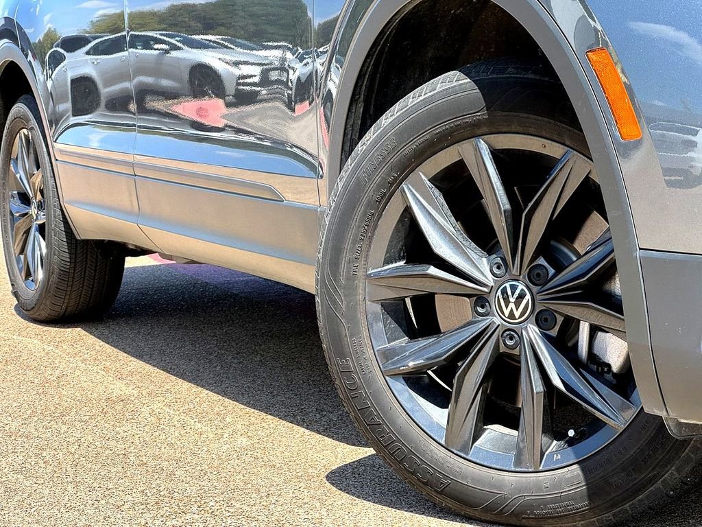 Certified 2024 Volkswagen Tiguan SE FWD image 2