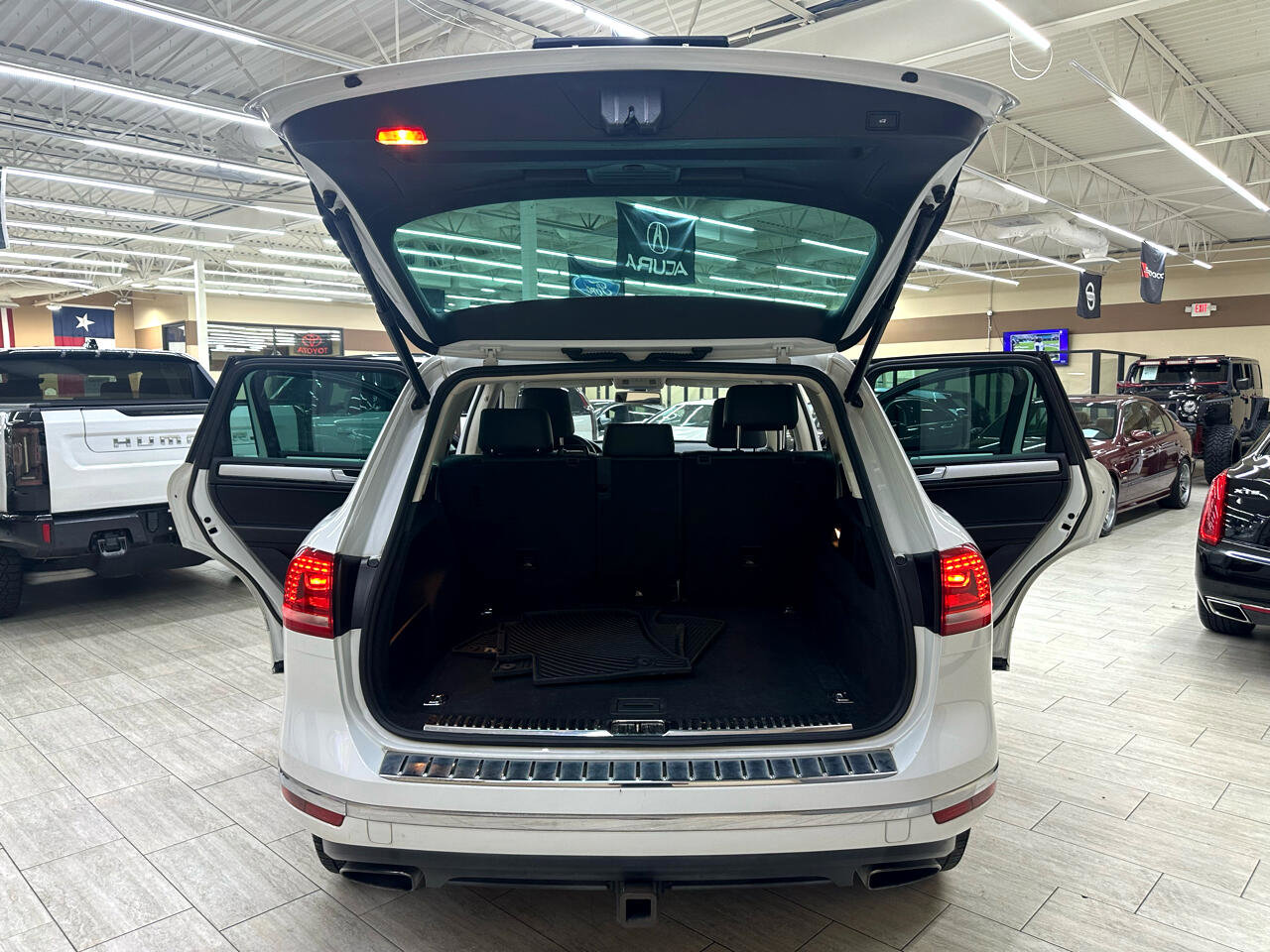 Used 2015 Volkswagen Touareg Sport image 12