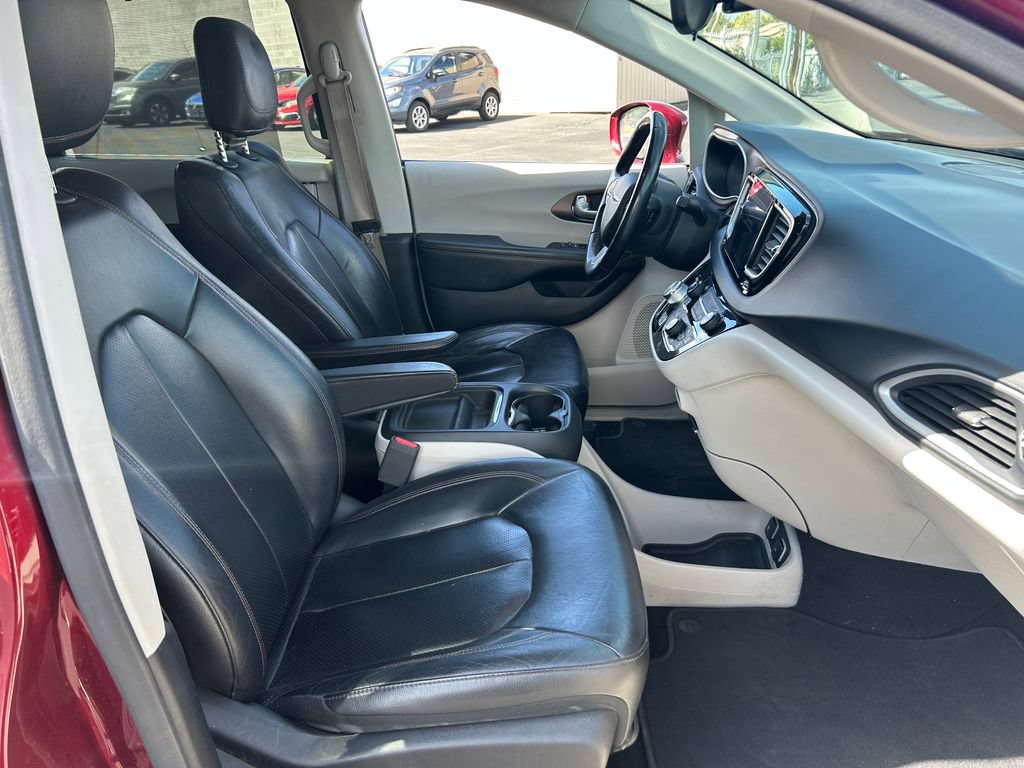 Used 2018 Chrysler Pacifica Touring-L FWD image 37