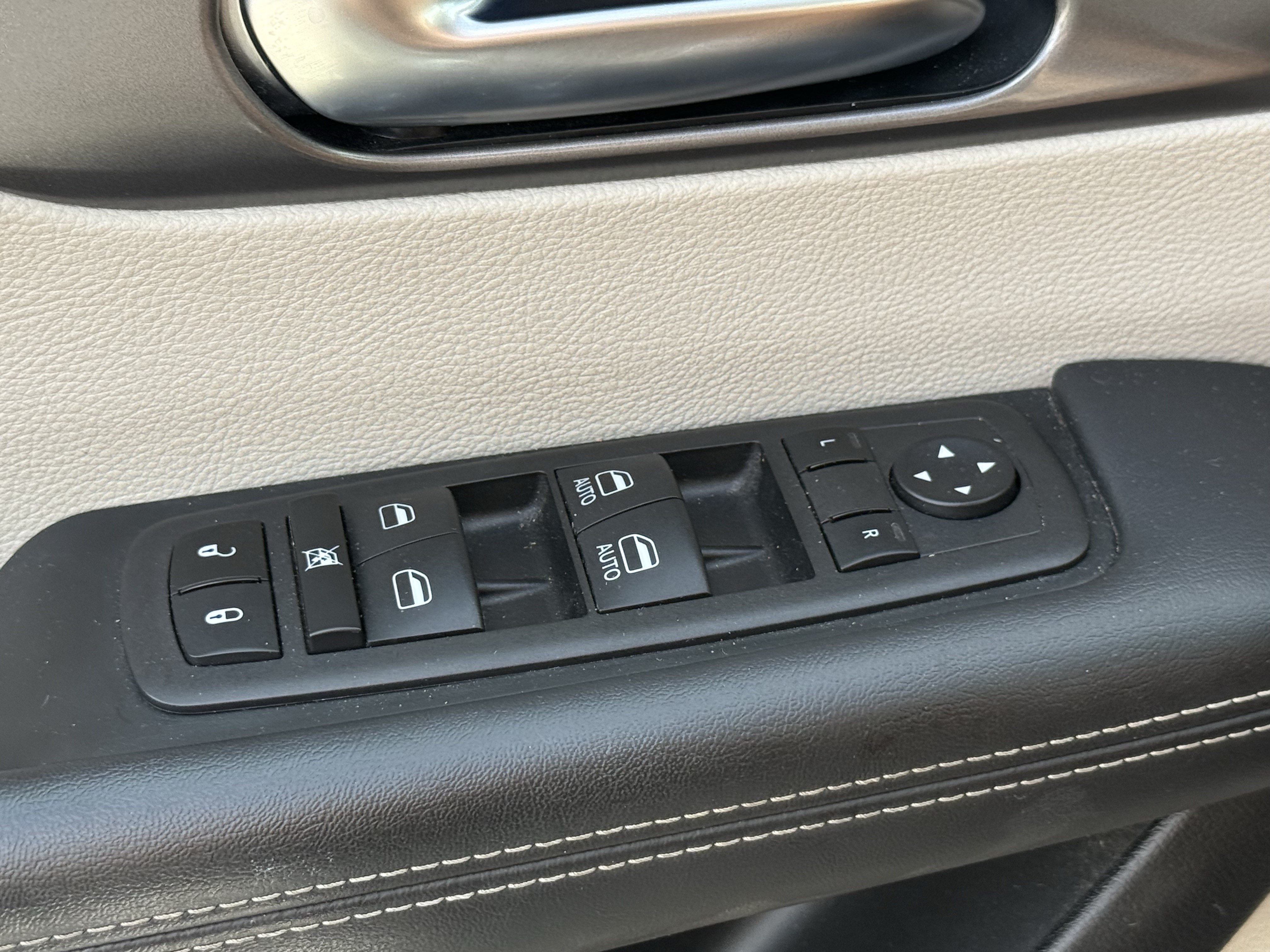 Used 2023 Chrysler Pacifica Touring-L FWD image 26