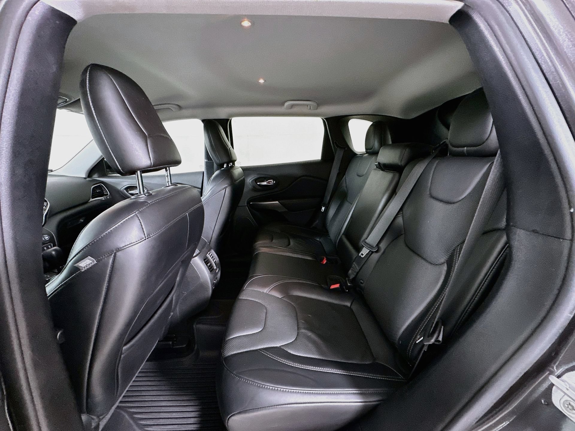 Used 2019 Jeep Cherokee Limited FWD image 24