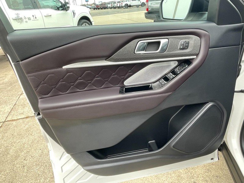 Used 2025 Ford Explorer Platinum w/ LUX Leather Package AWD/4WD image 32