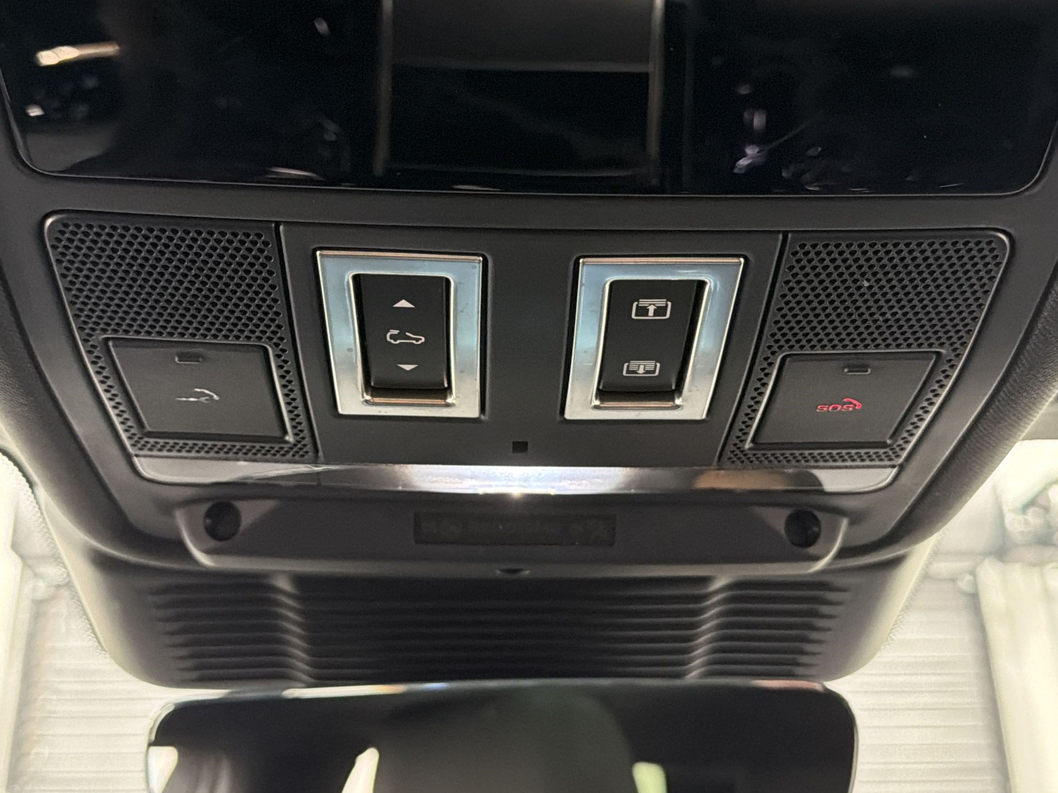 Used 2025 Land Rover Range Rover Evoque Dynamic SE AWD/4WD image 18
