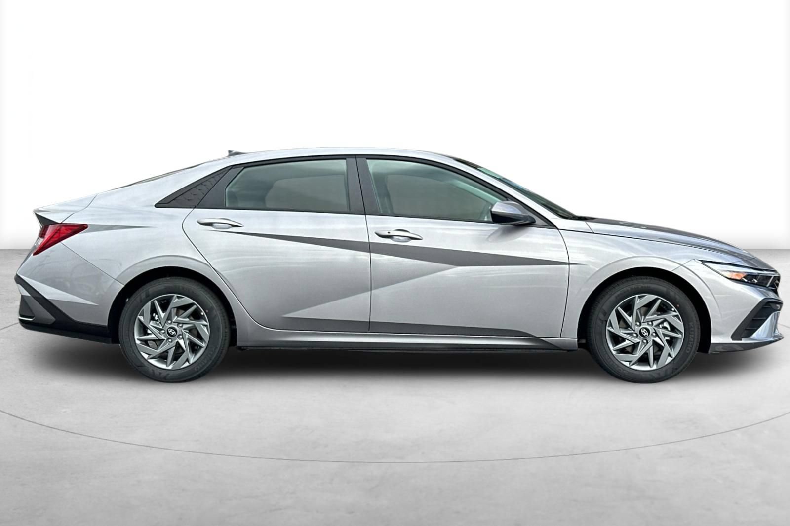 Used 2026 Hyundai Elantra Hybrid FWD image 9