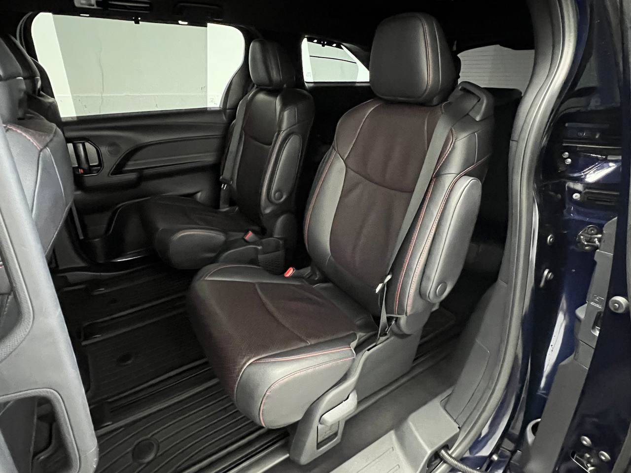 Used 2025 Toyota Sienna XSE w/ XSE Premium Package FWD image 9