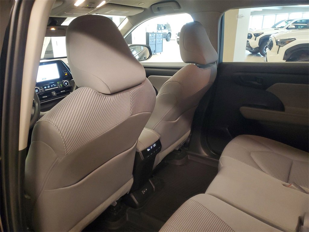Used 2023 Toyota Highlander L image 11
