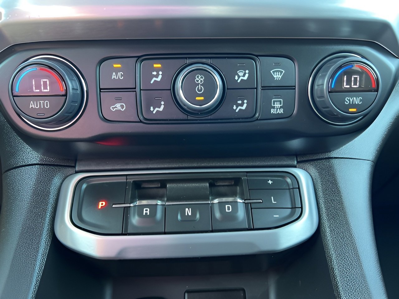 Used 2023 GMC Acadia SLE w/ Driver Convenience Package image 13