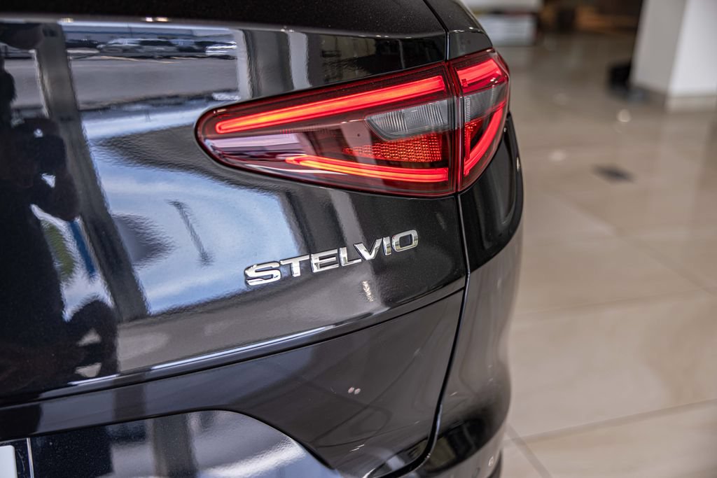 Used 2022 Alfa Romeo Stelvio Ti AWD/4WD image 15