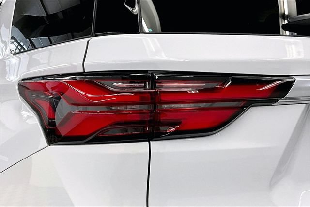 Used 2022 Chevrolet Traverse Premier FWD image 36