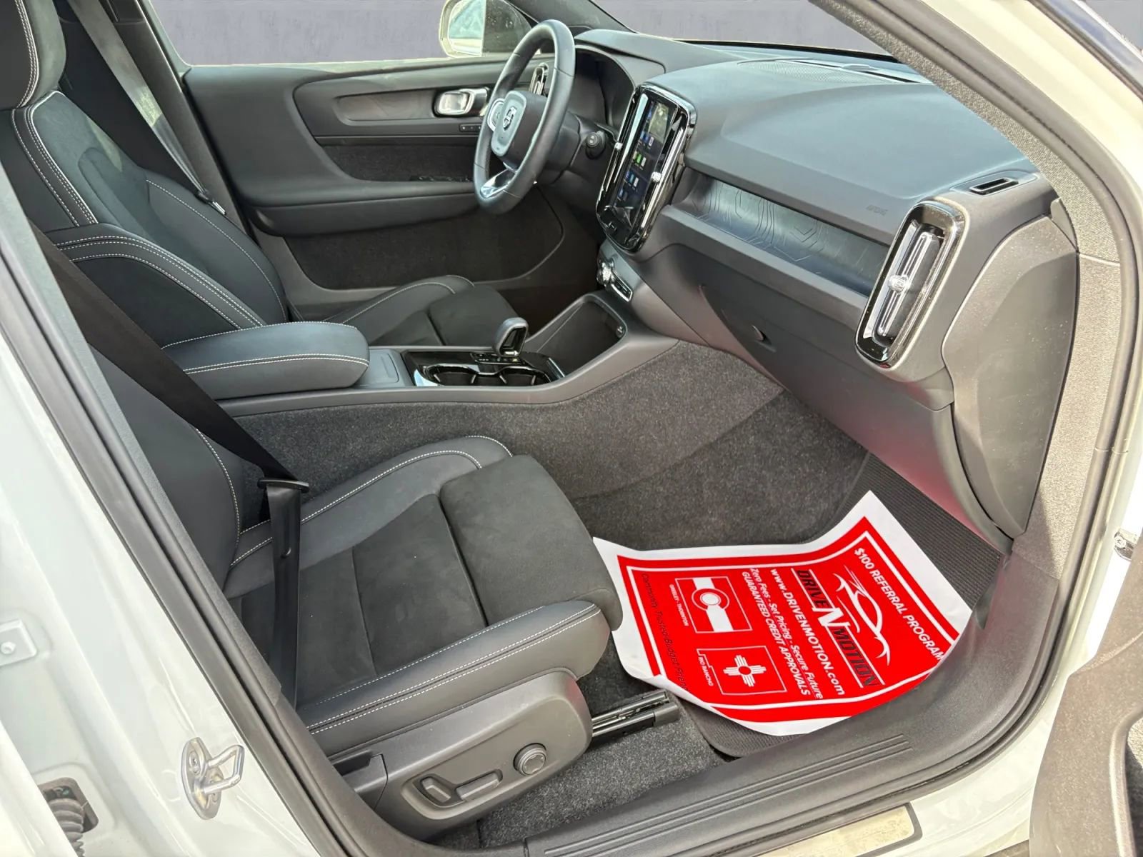 Used 2023 Volvo XC40 Recharge Plus image 22