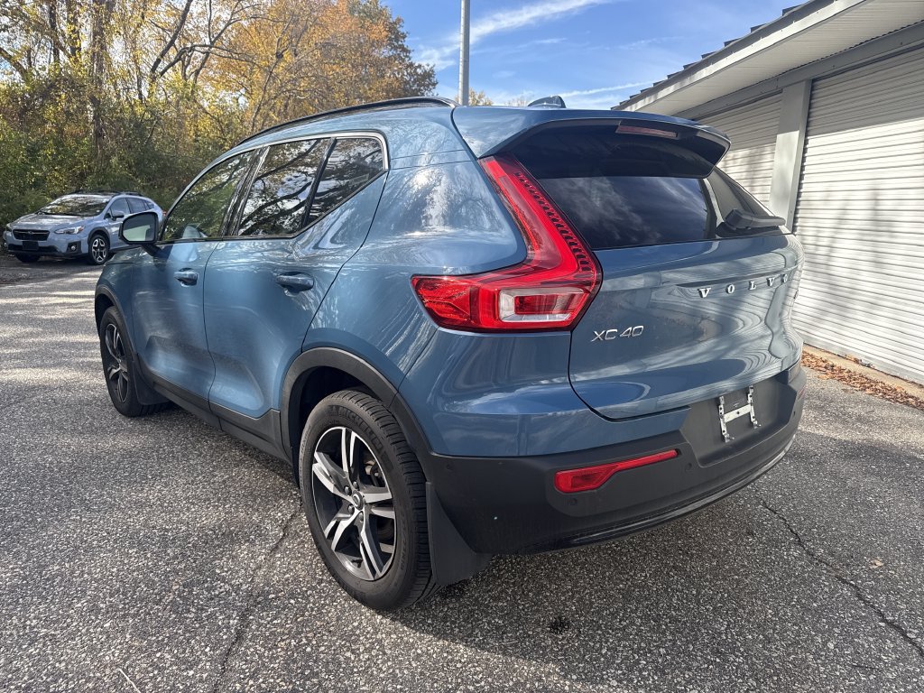 Used 2023 Volvo XC40 B5 Plus w/ Driver Assist Package AWD/4WD image 3