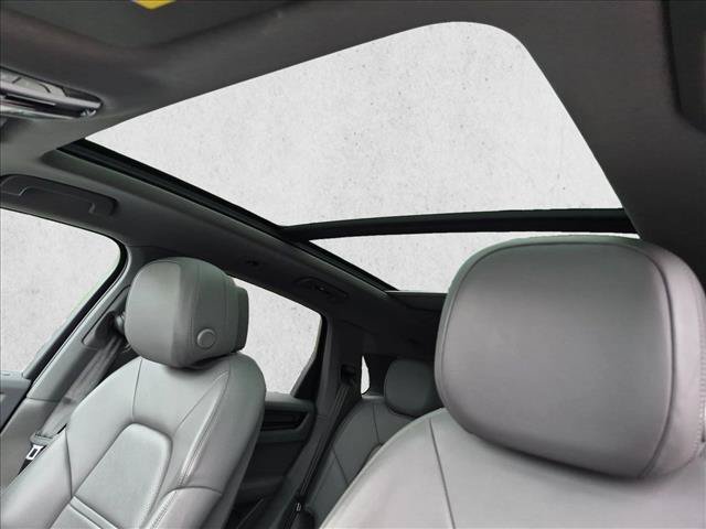Used 2023 Porsche Cayenne AWD/4WD image 16
