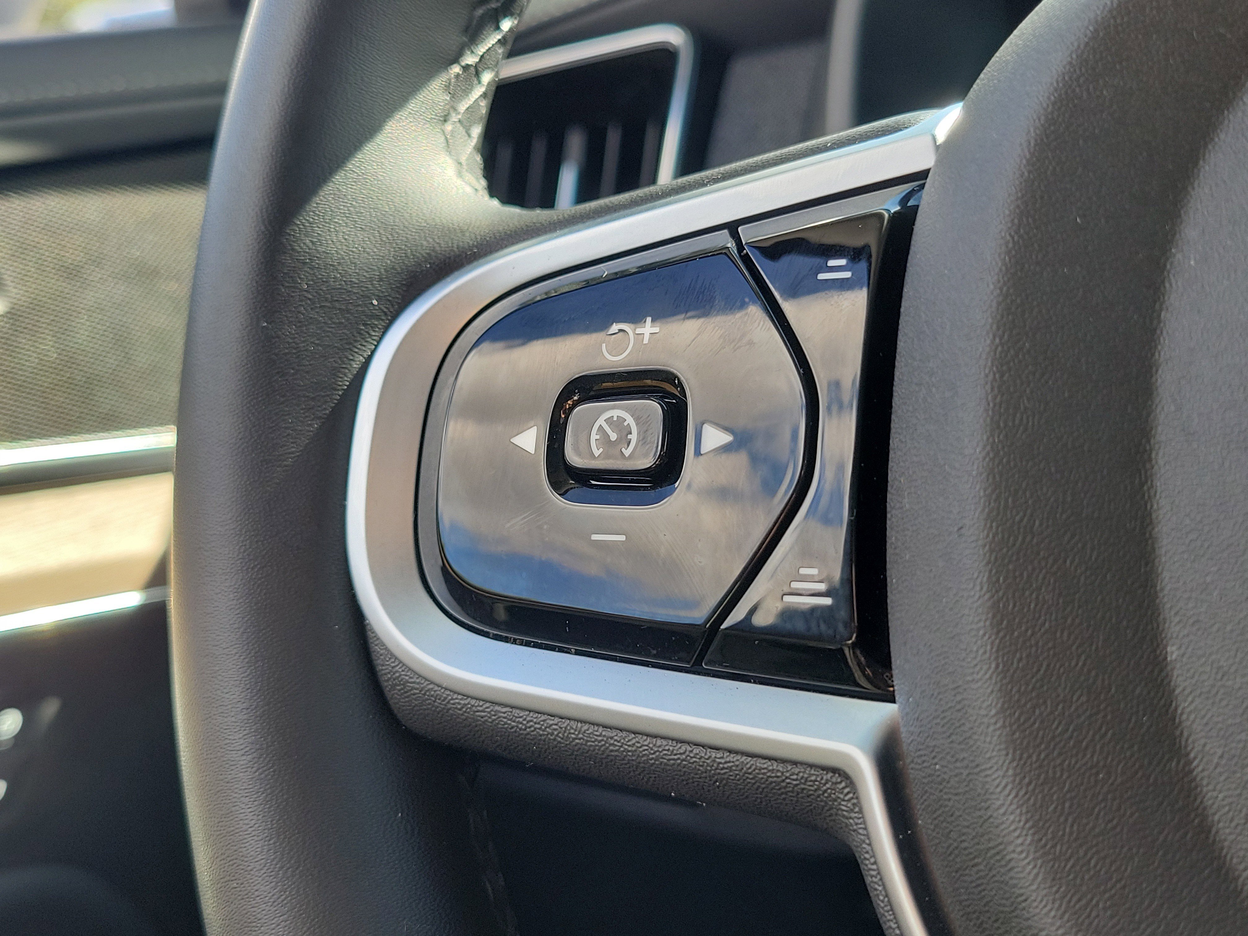 Used 2025 Volvo XC90 B6 Plus image 19