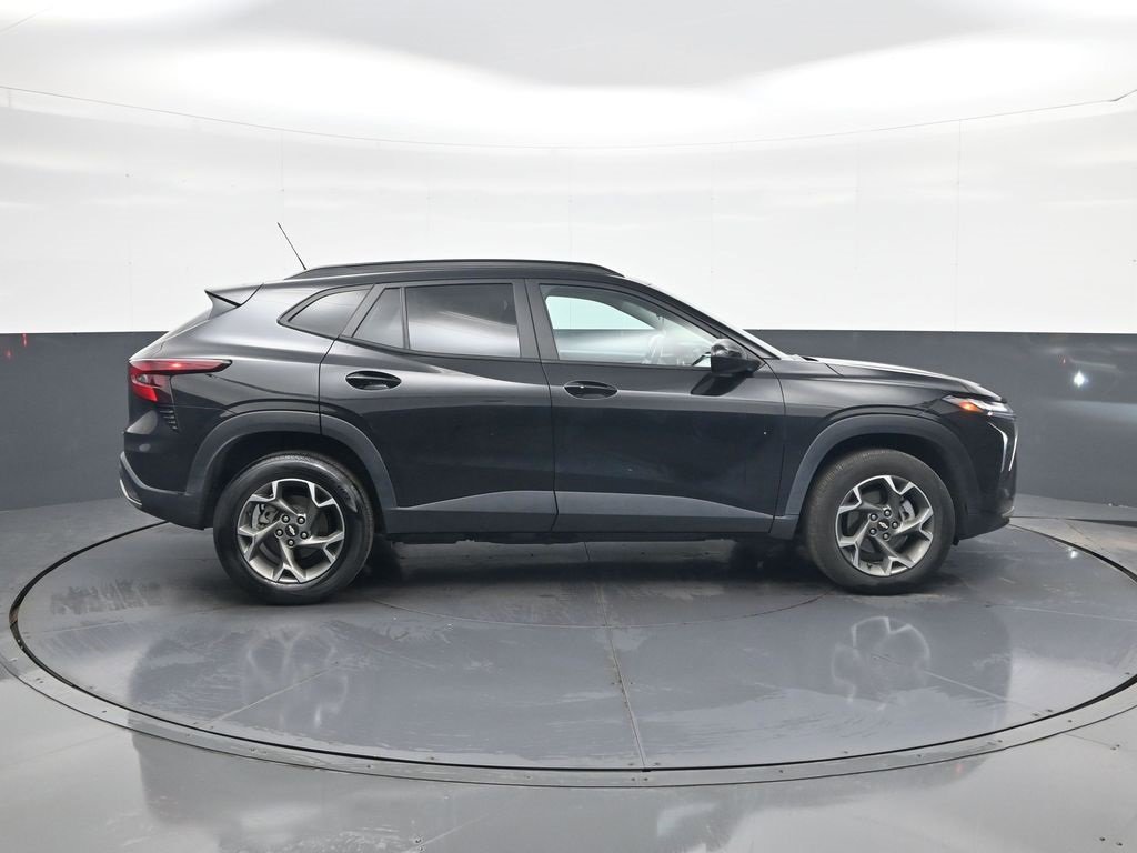 Used 2024 Chevrolet Trax LT w/ LT Convenience Package image 8