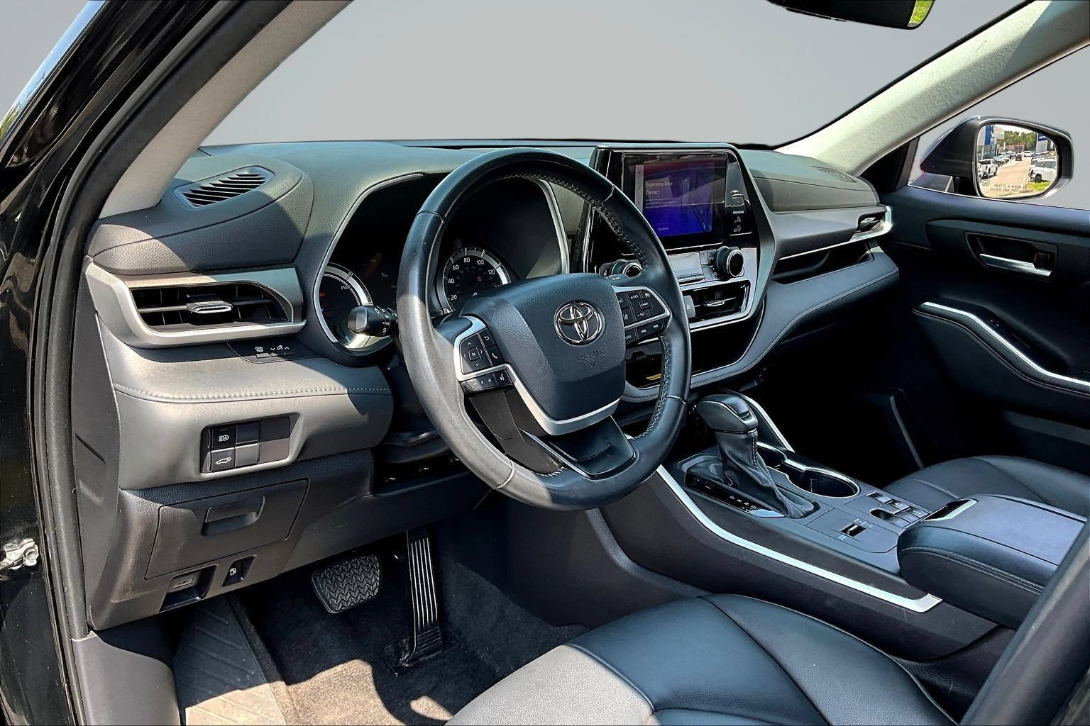 Used 2023 Toyota Highlander XLE FWD image 14