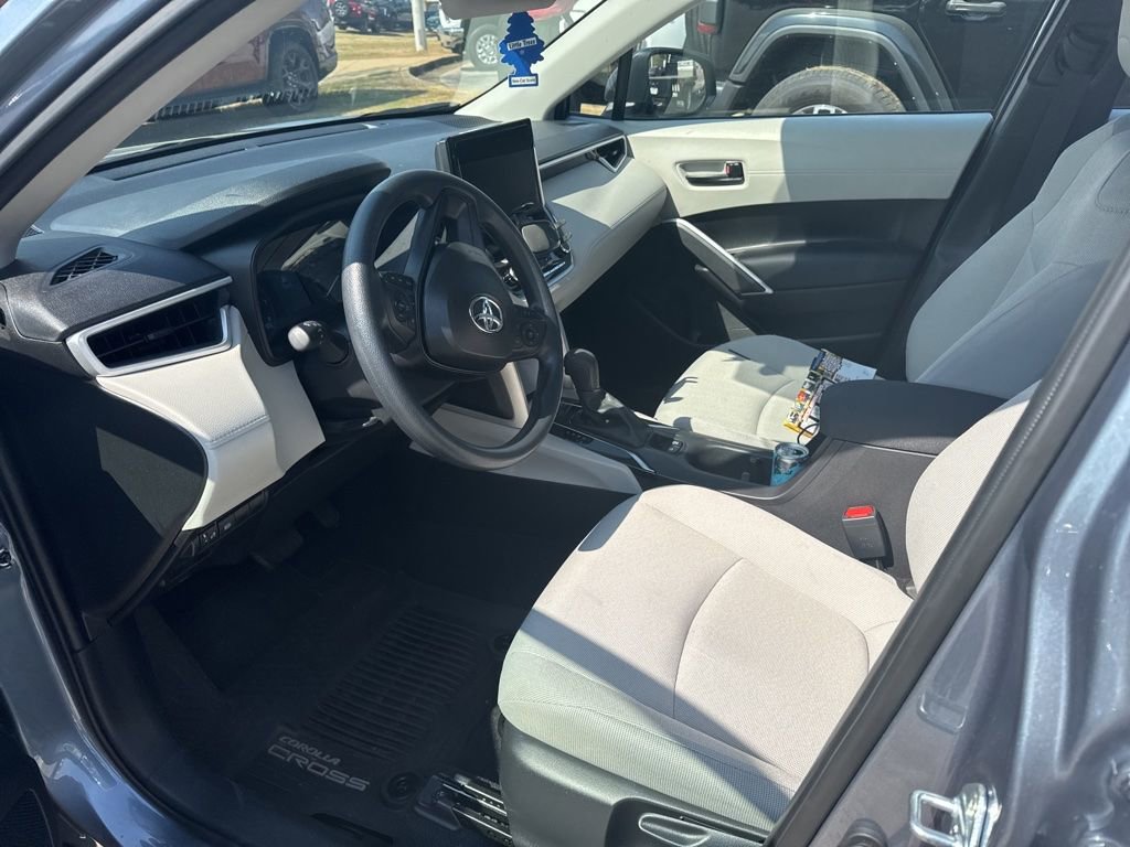 Used 2025 Toyota Corolla Cross L image 16