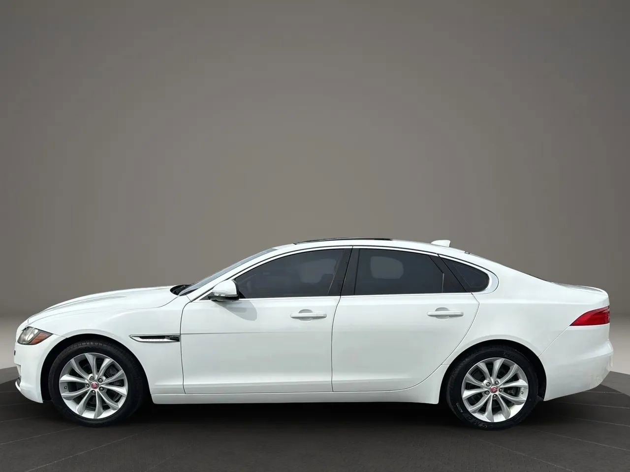 Used 2017 Jaguar XF Premium RWD image 4