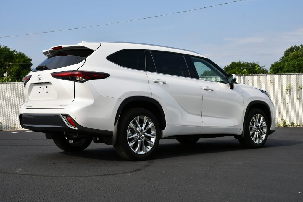 Used 2024 Toyota Highlander Limited FWD image 7