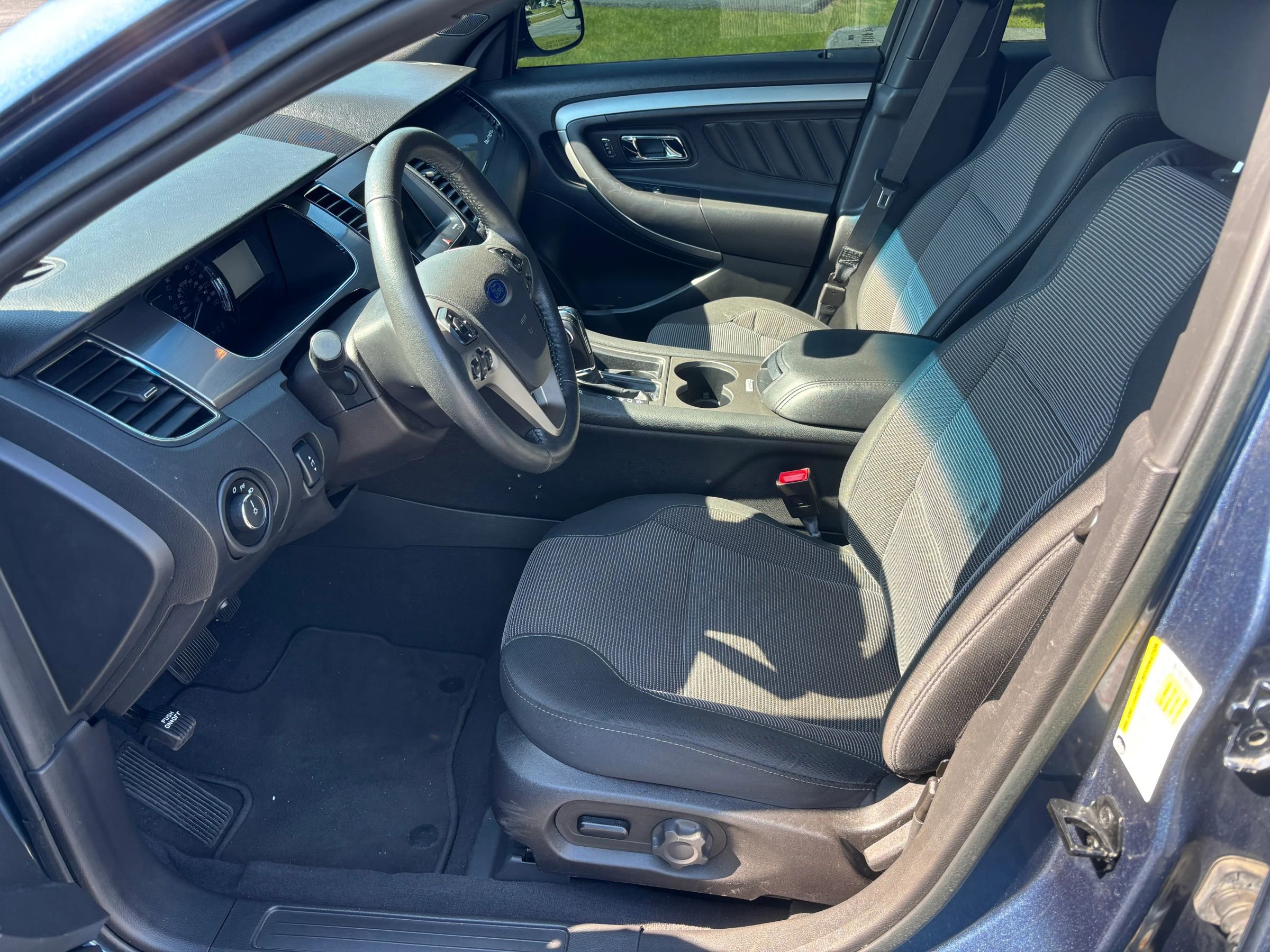 Used 2018 Ford Taurus SEL w/ Equipment Group 201A FWD image 11