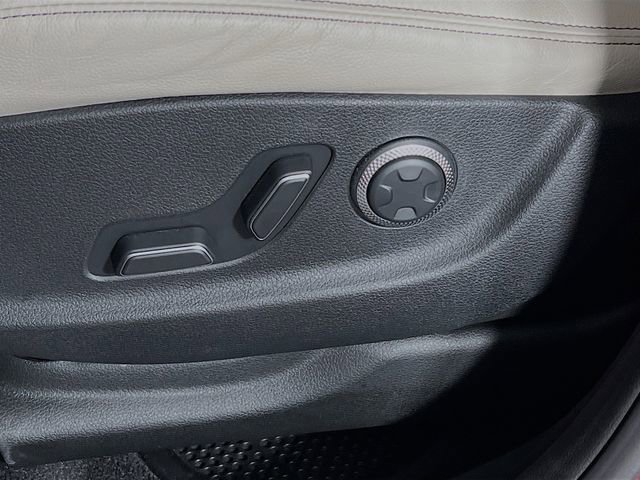 Used 2023 Genesis GV70 2.5T w/ Select Package image 13