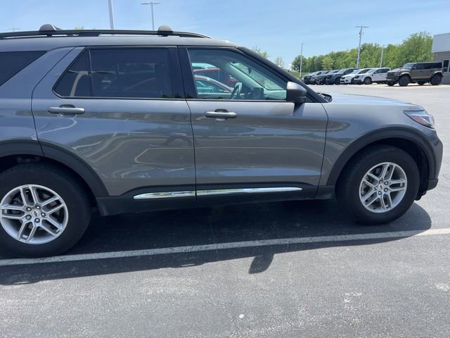 Used 2025 Ford Explorer Active AWD/4WD image 8