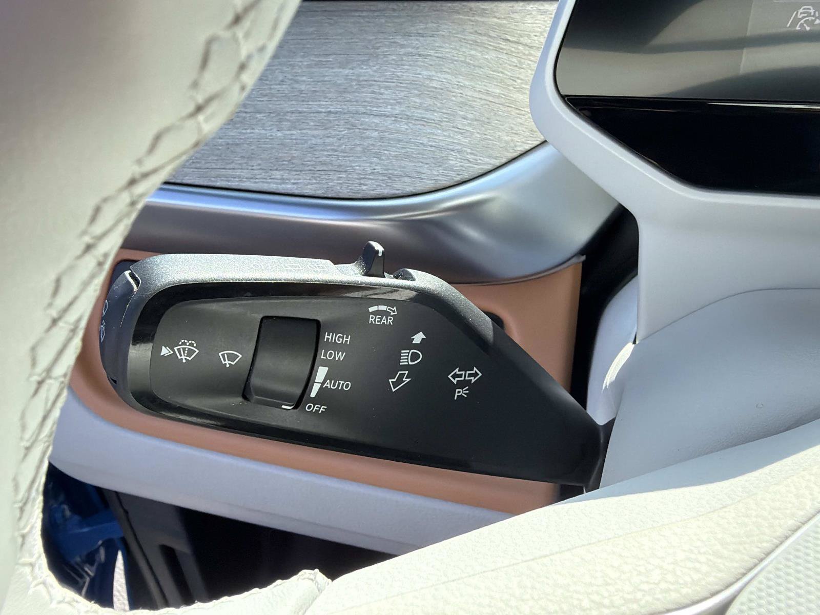 Certified 2025 Volkswagen ID. Buzz Pro S Plus AWD/4WD image 27