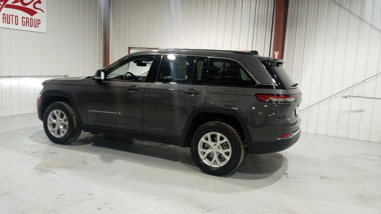 Used 2023 Jeep Grand Cherokee Limited w/ Luxury Tech Group II image 23